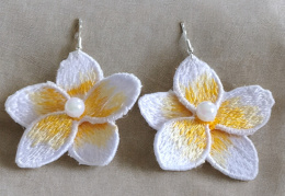Biały kwiat plumeria z perełką - kolczyki