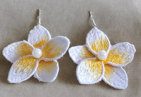 Biały kwiat plumeria z perełką - kolczyki