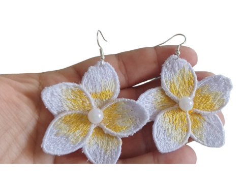 Biały kwiat plumeria z perełką - kolczyki Biały kwiat plumeria z perełką - kolczyki