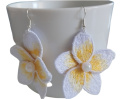 Biały kwiat plumeria z perełką - kolczyki