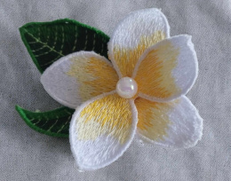 Broszka haftowana - plumeria