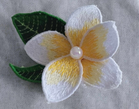 Broszka haftowana - plumeria Broszka haftowana - plumeria