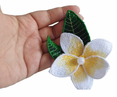 Broszka haftowana - plumeria Broszka haftowana - plumeria