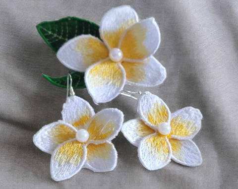 Broszka haftowana - plumeria Broszka haftowana - plumeria