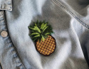 Haftowana broszka ananas