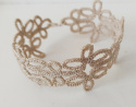Beżowa koronkowa bransoleta