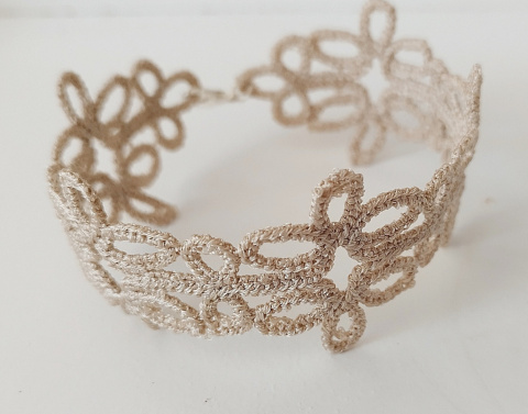 Beżowa koronkowa bransoleta