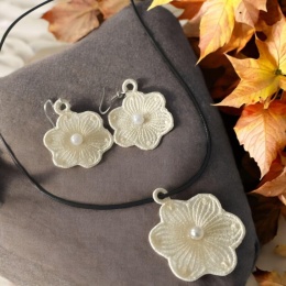 Białe kolczyki kwiaty z perełką