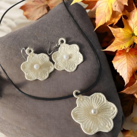 Białe kolczyki kwiaty z perełką