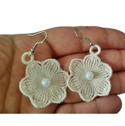 Białe kolczyki kwiaty z perełką