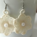 Białe kolczyki kwiaty z perełką