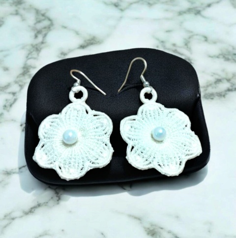 Białe kolczyki kwiaty z perełką