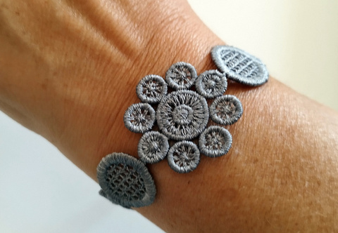 Bransoleta haftowana - szara