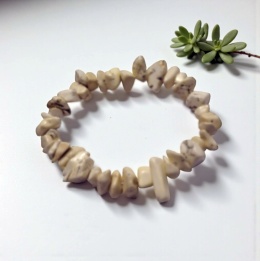 Bransoletka z kamieni howlitu