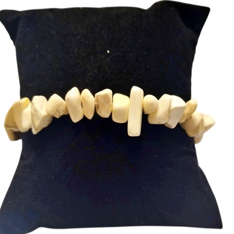 Bransoletka z kamieni howlitu