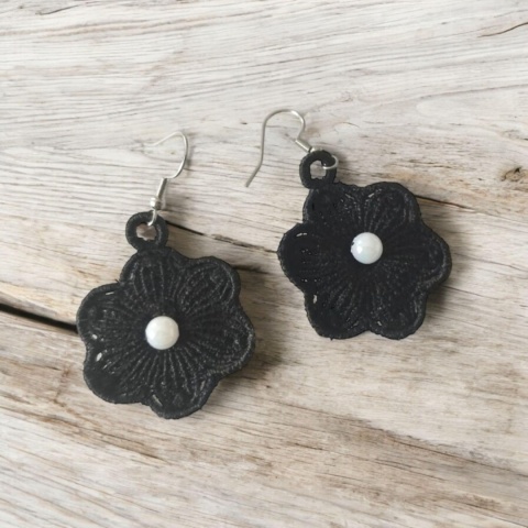Czarne kolczyki z perełką