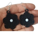 Czarne kolczyki z perełką