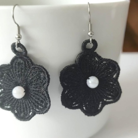 Czarne kolczyki z perełką