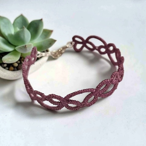 Delikatna haftowana bransoletka - odcień liliowy