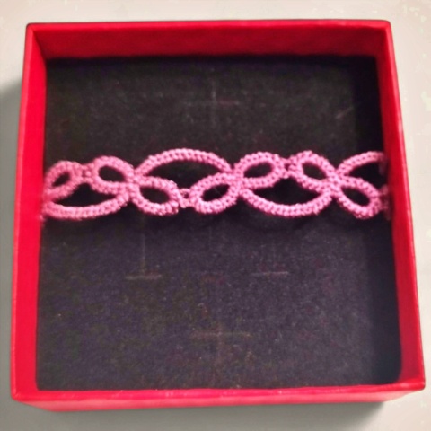 Delikatna haftowana bransoletka - odcień liliowy