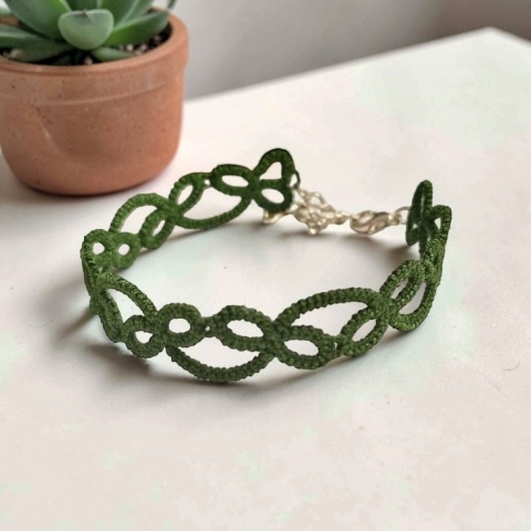 Delikatna haftowana bransoletka - odcień zieleni