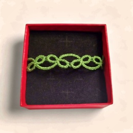 Delikatna haftowana bransoletka - odcień zieleni