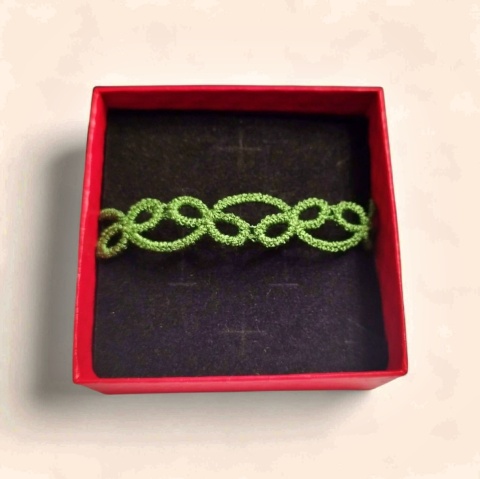 Delikatna haftowana bransoletka - odcień zieleni