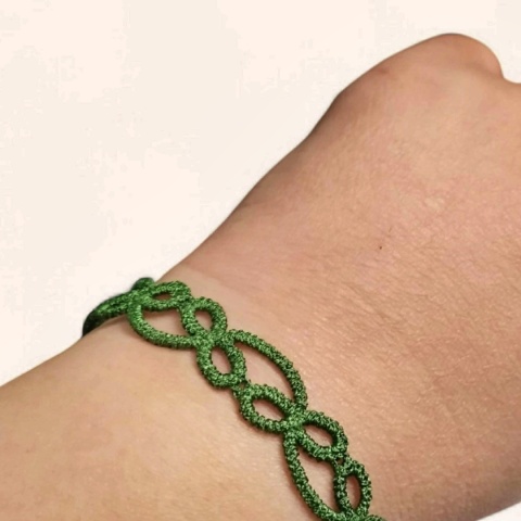 Delikatna haftowana bransoletka - odcień zieleni