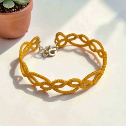 Delikatna haftowana bransoletka - odcień żółtego