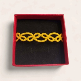 Delikatna haftowana bransoletka - odcień żółtego