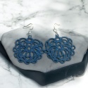 Granatowe haftowane kolczyki