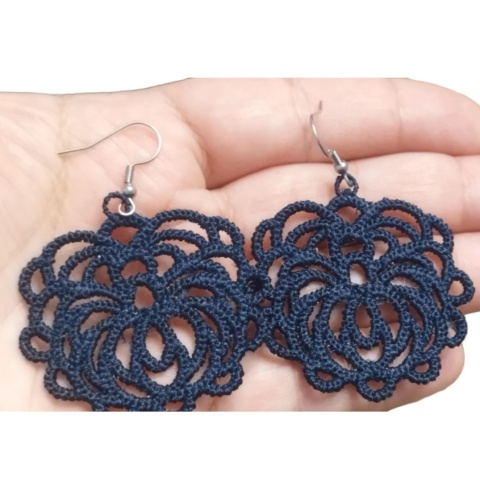 Granatowe haftowane kolczyki