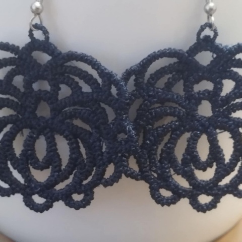 Granatowe haftowane kolczyki