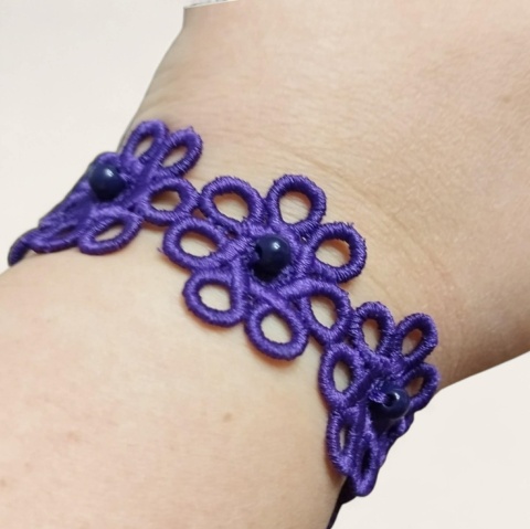 Haftowana bransoletka z koralikami -fiolet