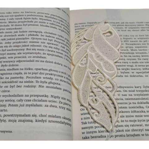 Haftowana zakładka do książki - pióro