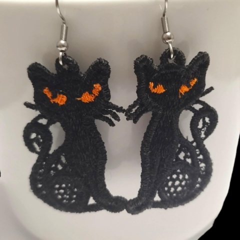 Haftowane kolczyki koty