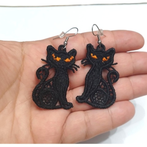 Haftowane kolczyki koty