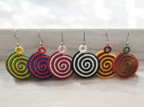 Haftowane kolczyki spiralki z zielenią Haftowane kolczyki spiralki z zielenią