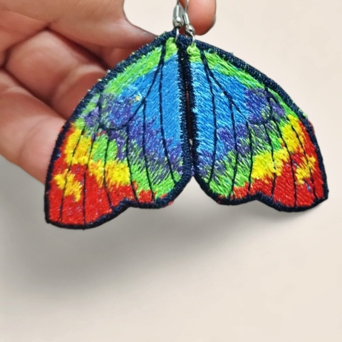 Haftowane kolczyki tęczowe motyle