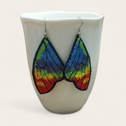 Haftowane kolczyki tęczowe motyle