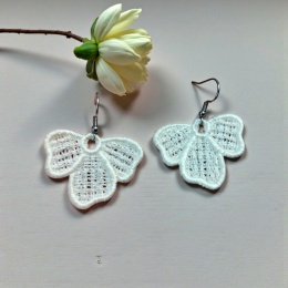 Haftowane kolczyki w śmietankowej bieli