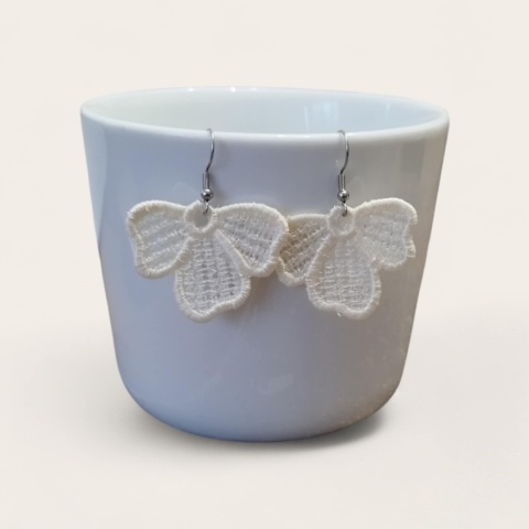 Haftowane kolczyki w śmietankowej bieli