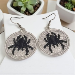 Haftowane kolczyki z pająkiem
