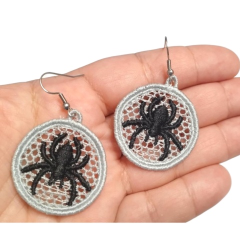 Haftowane kolczyki z pająkiem
