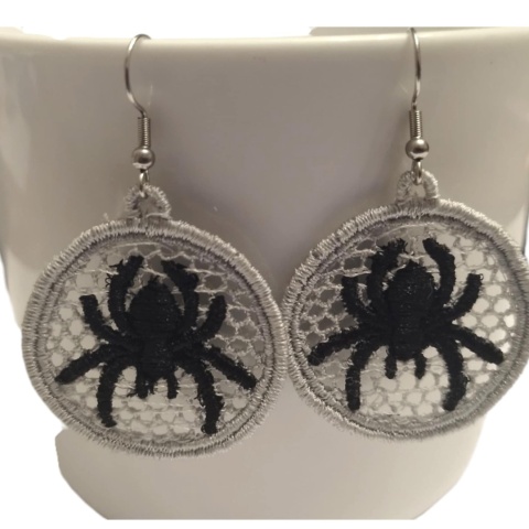 Haftowane kolczyki z pająkiem