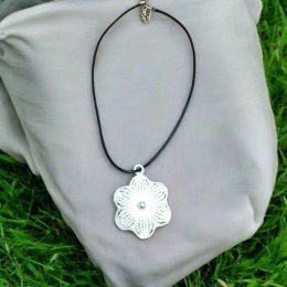 Naszyjnik biały kwiatek z perełką