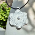 Naszyjnik biały kwiatek z perełką