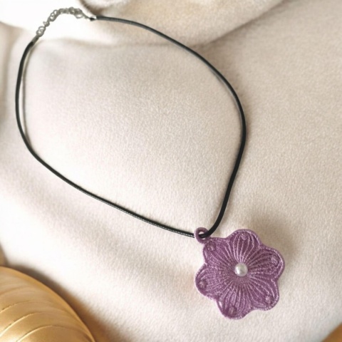 Naszyjnik haftowany kwiatek z perełką