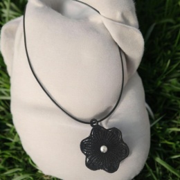 Naszyjnik wisiorek - haftowany kwiatek z perełką