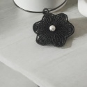 Naszyjnik wisiorek - haftowany kwiatek z perełką